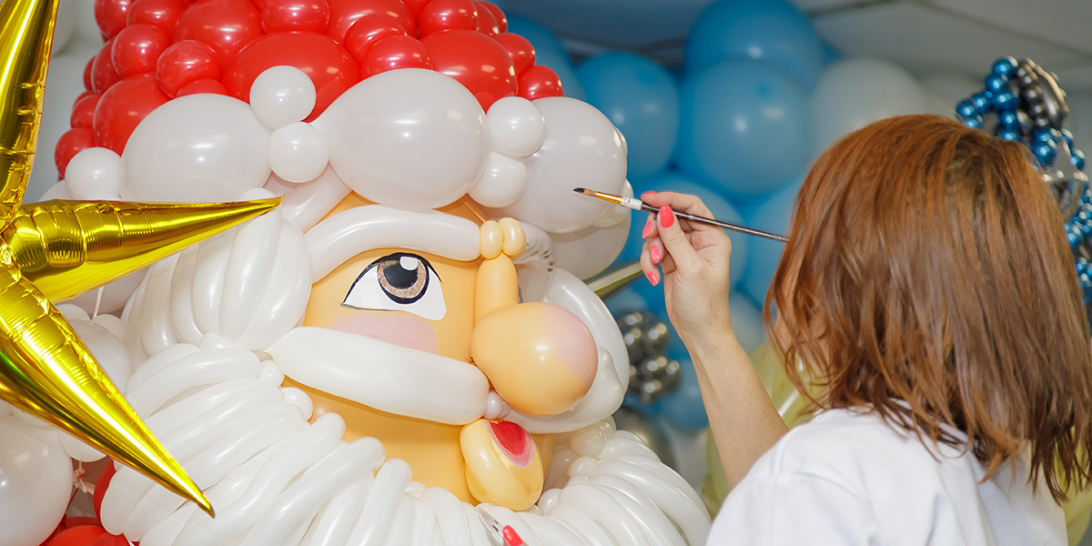 Maquilleuse et sculpteur sur ballons : duo gagnant en animation d'un Arbre de Noël !