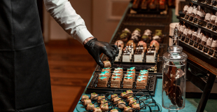 Traiteur arbre de Noël entreprise : goûter enfants, cocktail ou buffet !