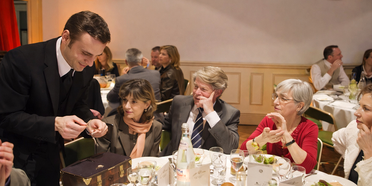 Magicien close-up pour soirée de Noël d'entreprise !