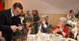 Magicien close-up pour soirée de Noël d'entreprise !