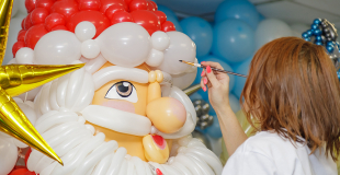 Maquilleuse et sculpteur sur ballons : duo gagnant en animation d'un Arbre de Noël !