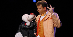 Ventriloque et sa marionnette