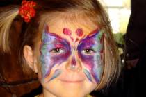 Maquillage papillon d'une petite fille