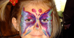 Maquillage papillon d'une petite fille