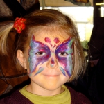 Maquillage papillon d'une petite fille