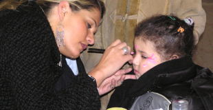 Maquilleuse artistique en plein travail