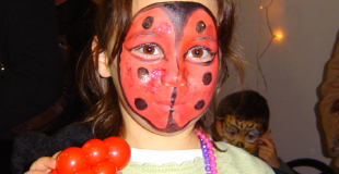Maquillage coccinelle pour petite fille