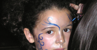 Maquillage de princesse d'une petite fille