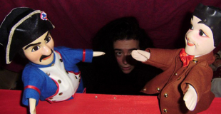 Guignol et le gendarme en marionnette en bois